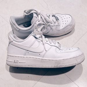 NIKE AIR FORCE 1 WOMENS SIZE 5